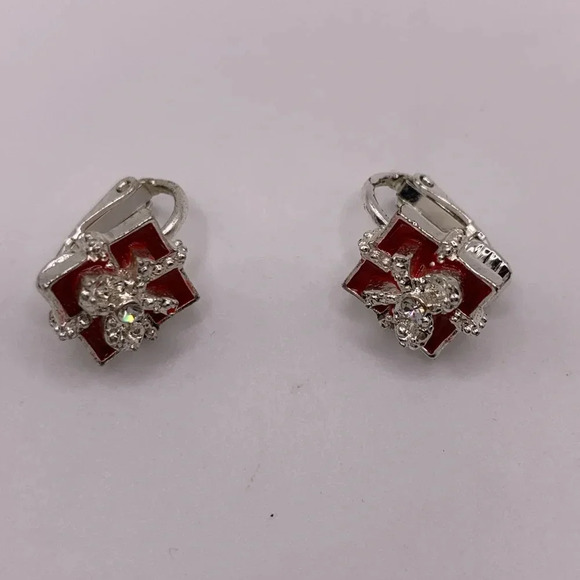 Avon silver tone Christmas gift box  clip on earrings - Picture 1 of 4